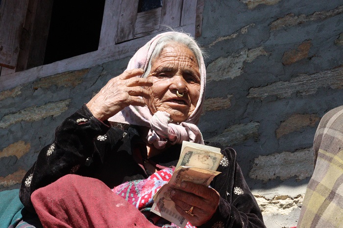 तिहारको मुखमा वडा कार्यालयबाटै सामाजिक सुरक्षा भत्ता, स्थानीय खुशी 